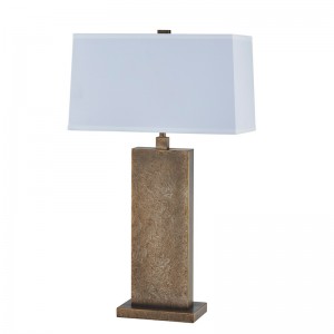 Dekoratív antik vasasztal lámpa anyilvános tér bejáratánál