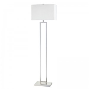 Marriott Hotel kanapéja a padló lámpája, szálcsiszoltnikkel kivitel a vendégszobában